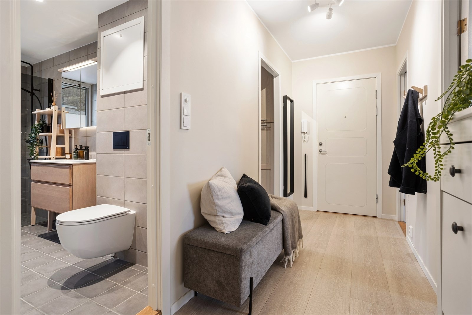 I gangen er det plass til å henge fra seg yttertøy. Galleribilde