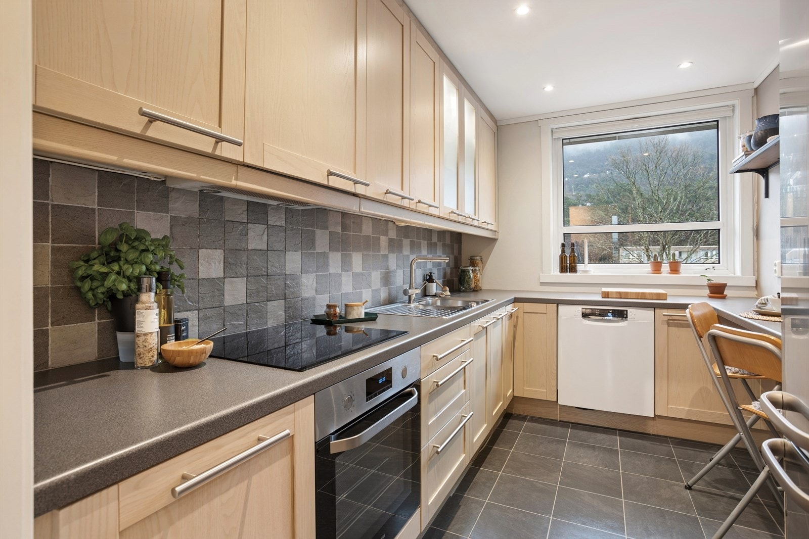 Meget god skap- og benkeplass. Galleribilde