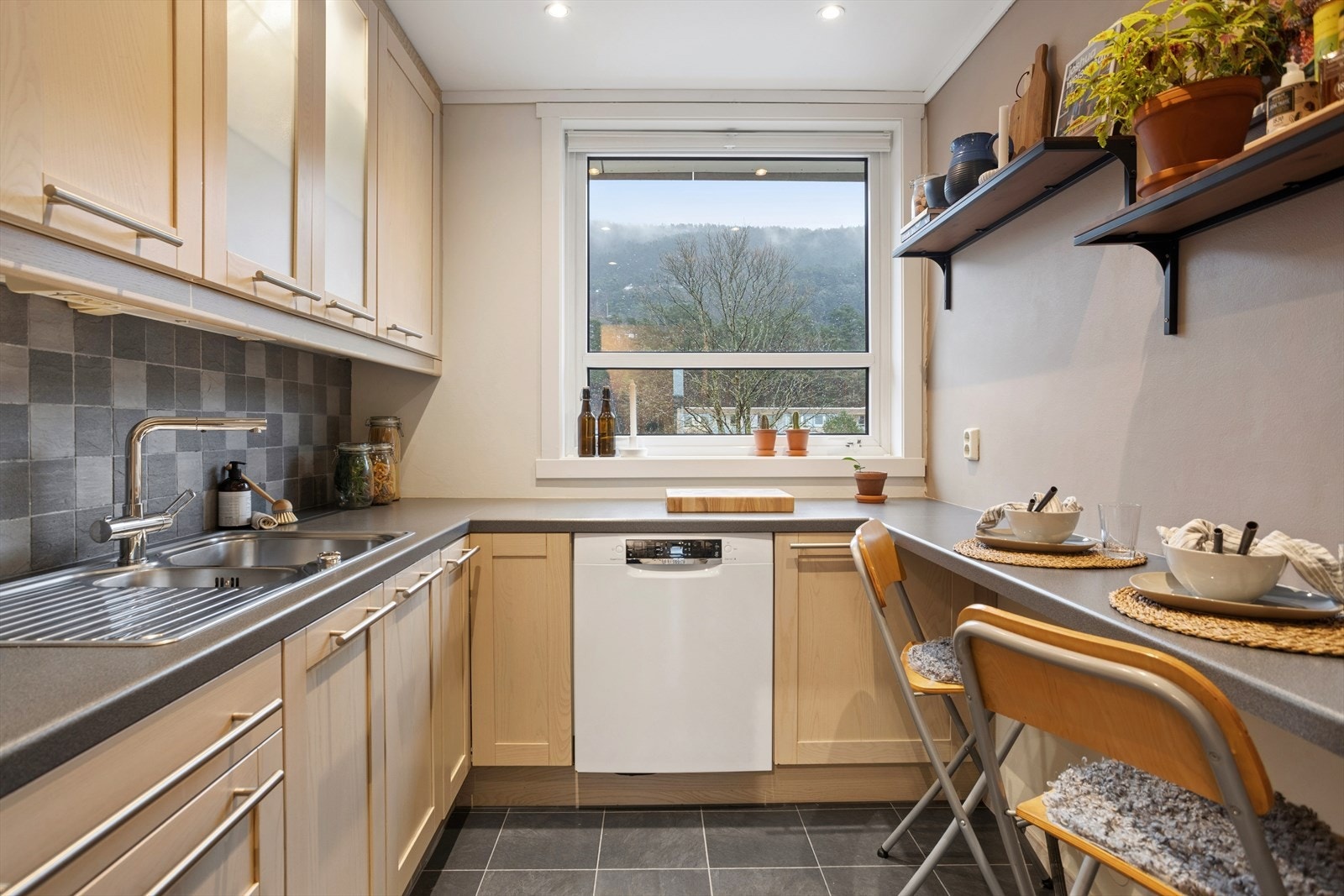 Tidløs kjøkkeninnredning med glatte fronter. Galleribilde