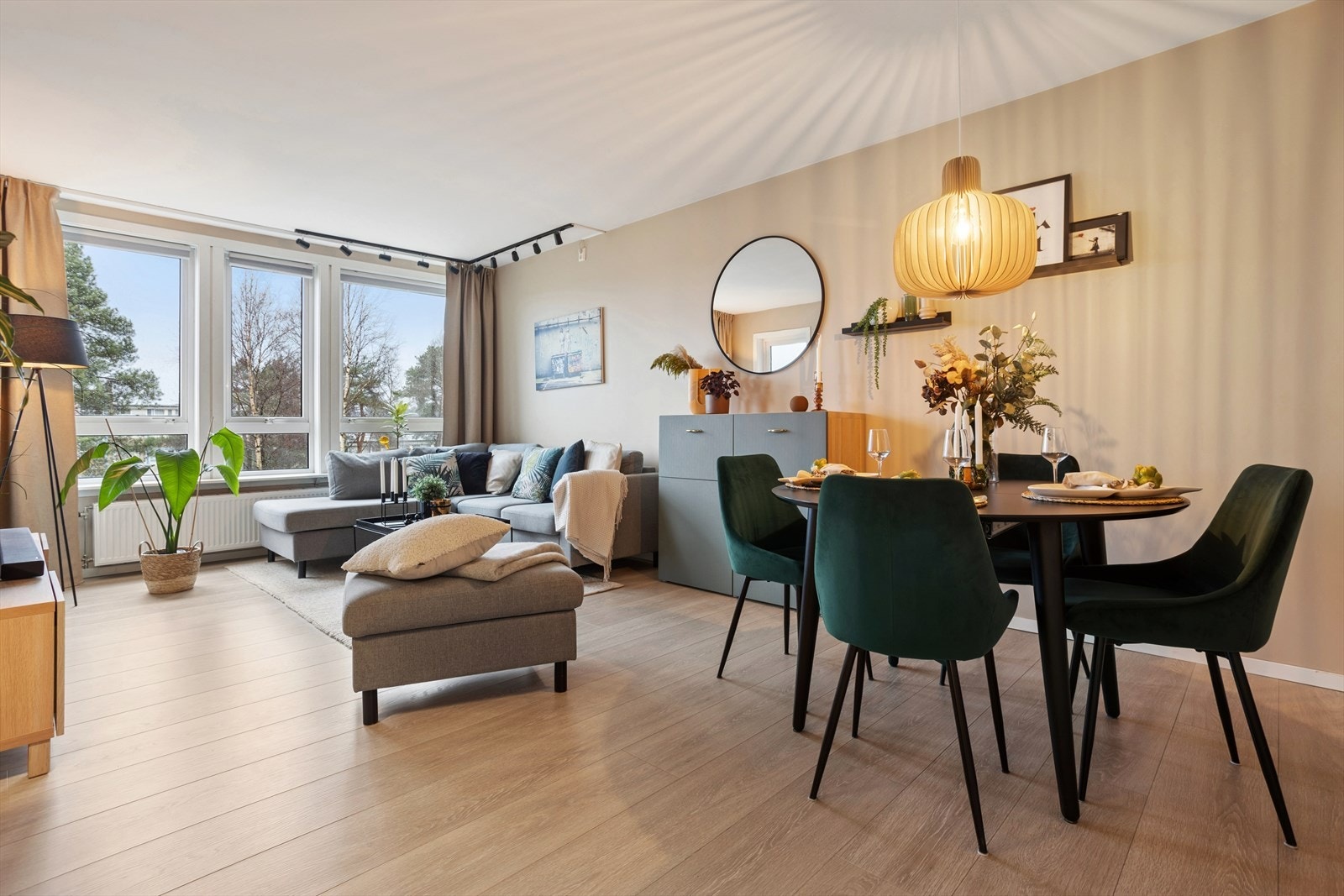 I stuen har du god plass til både sofakrok og spisebord. Galleribilde