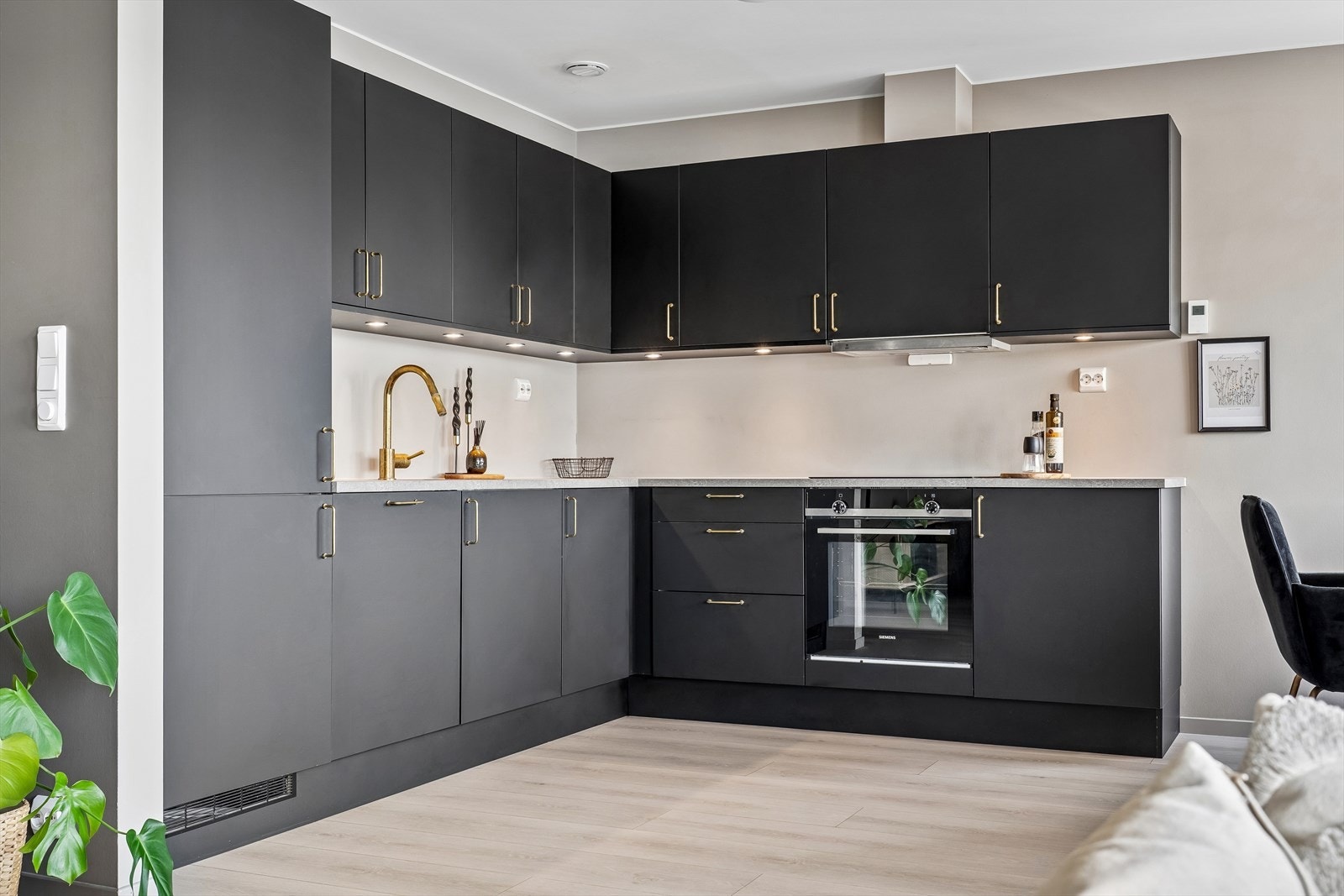 Kvalitetskjøkken fra HTH med integrerte hvitevarer Galleribilde