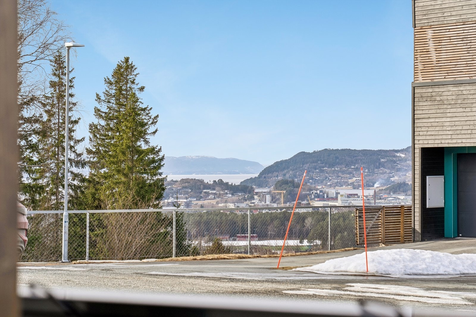 Her får du flott utsikt mot fjorden Galleribilde