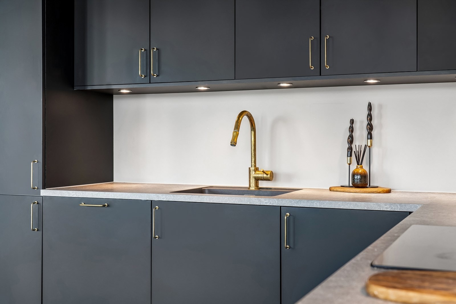 Nedfelt vask gjør rengjøringen av benken enkel Galleribilde