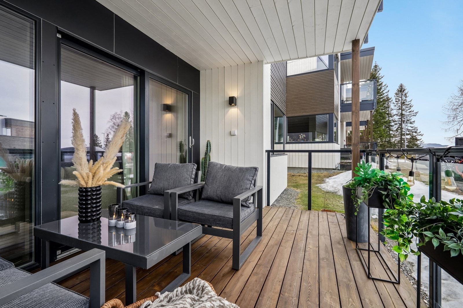Terrassen er på 11 kvm. og blir en fin forlengelse av stuen på sommerhalvåret Galleribilde