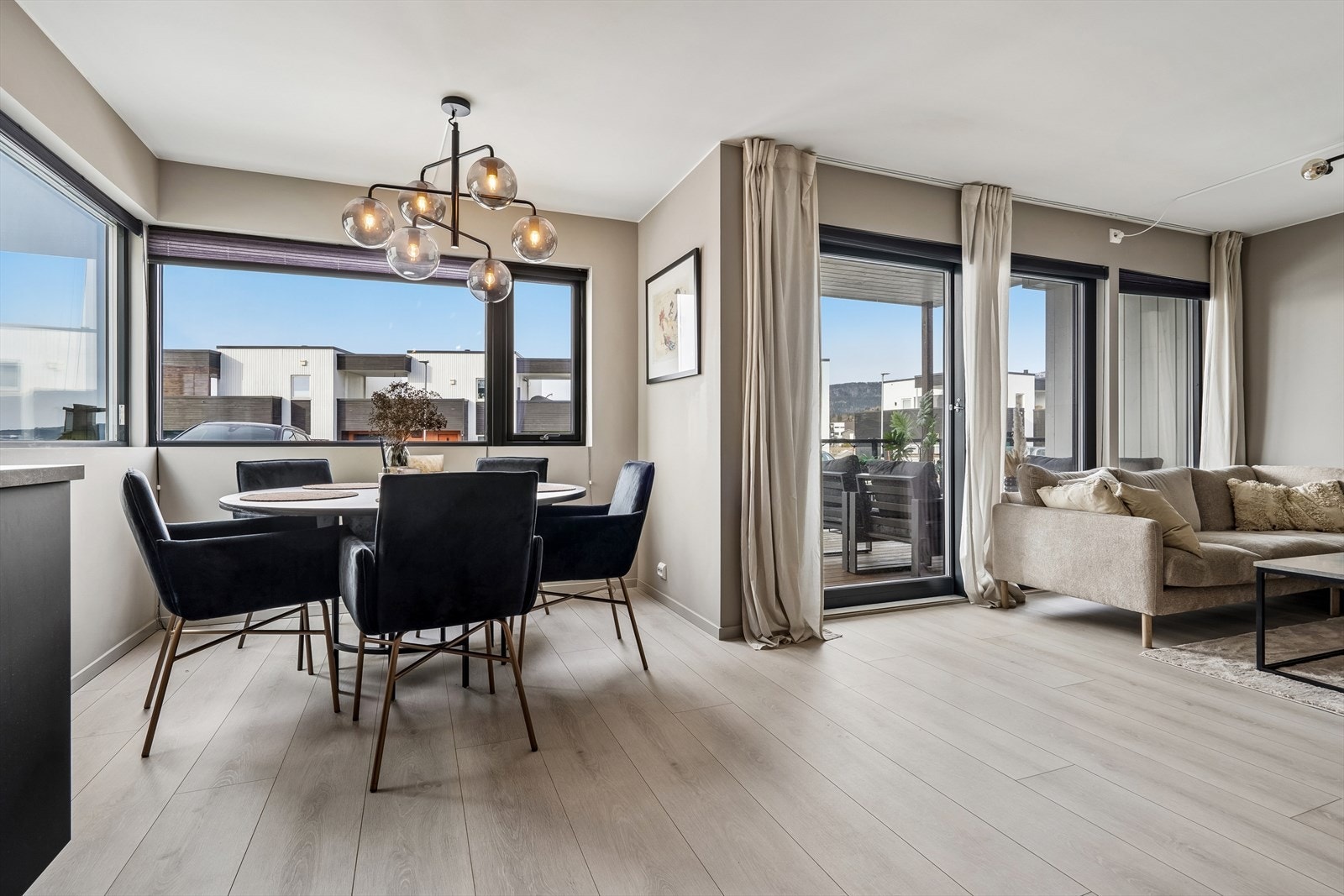 Fra stuen er det direkte utgang til terrassen Galleribilde