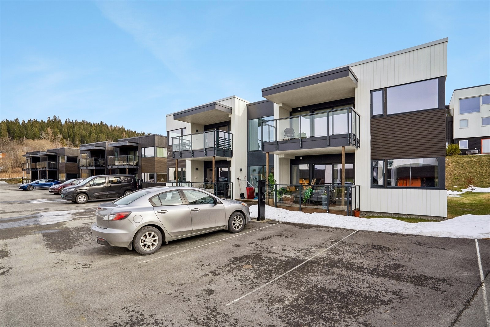 Parkering like utenfor døren, hvor det er tilrettelagt for elbillading. Velkommen på visning! Galleribilde