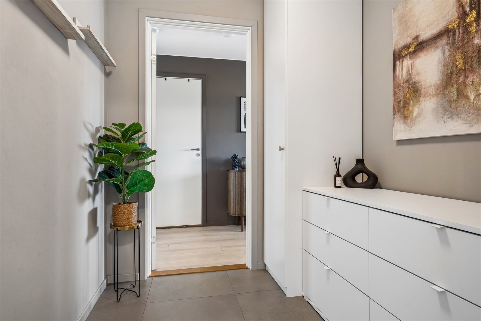 Romslig og praktisk entre med flislagt gulv m/ gulvvarme Galleribilde