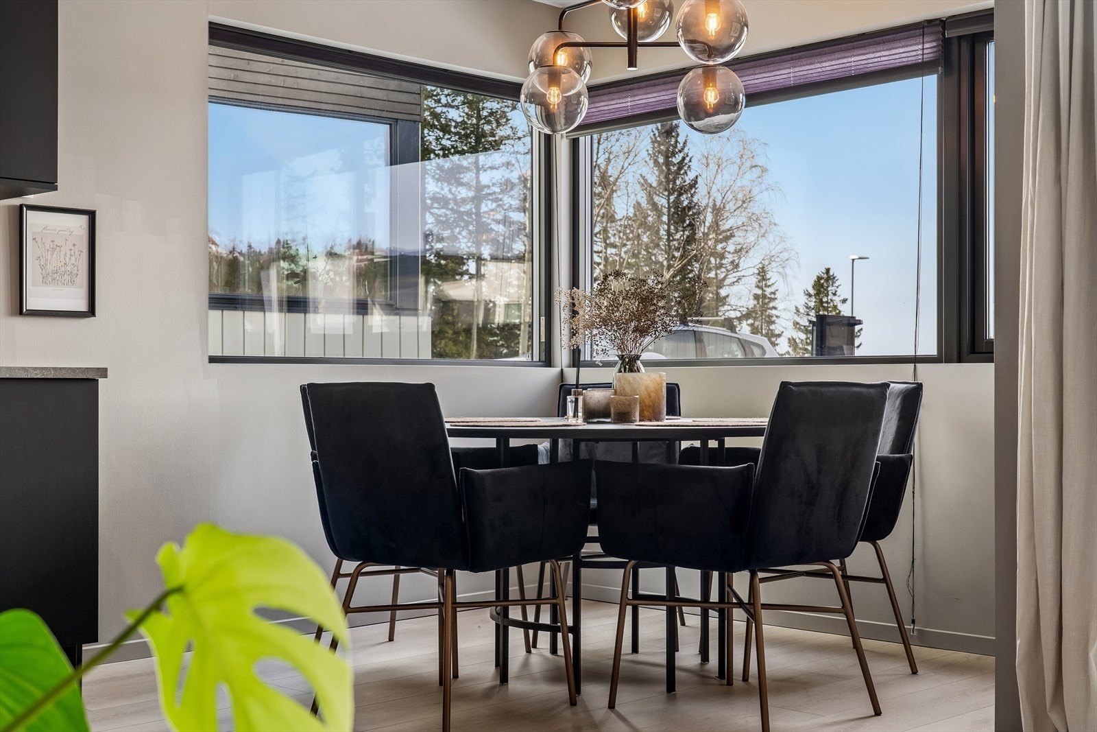 God plass til spisegruppe i tilknytning kjøkken Galleribilde