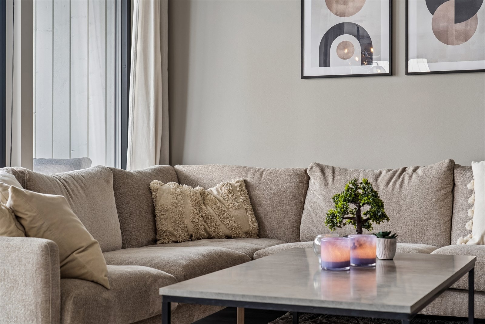 Leiligheten ligger i et nytt boligfelt på Husbyåsen med nærhet til barnehage, marka, Remyra og kort vei ned til sentrum med alle dens fasiliteter Galleribilde