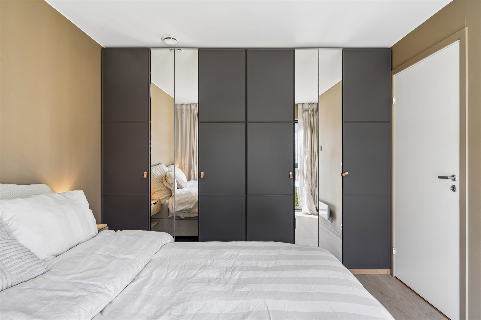 Godt med skapplass og lekre fronter på garderobeløsningen Galleribilde