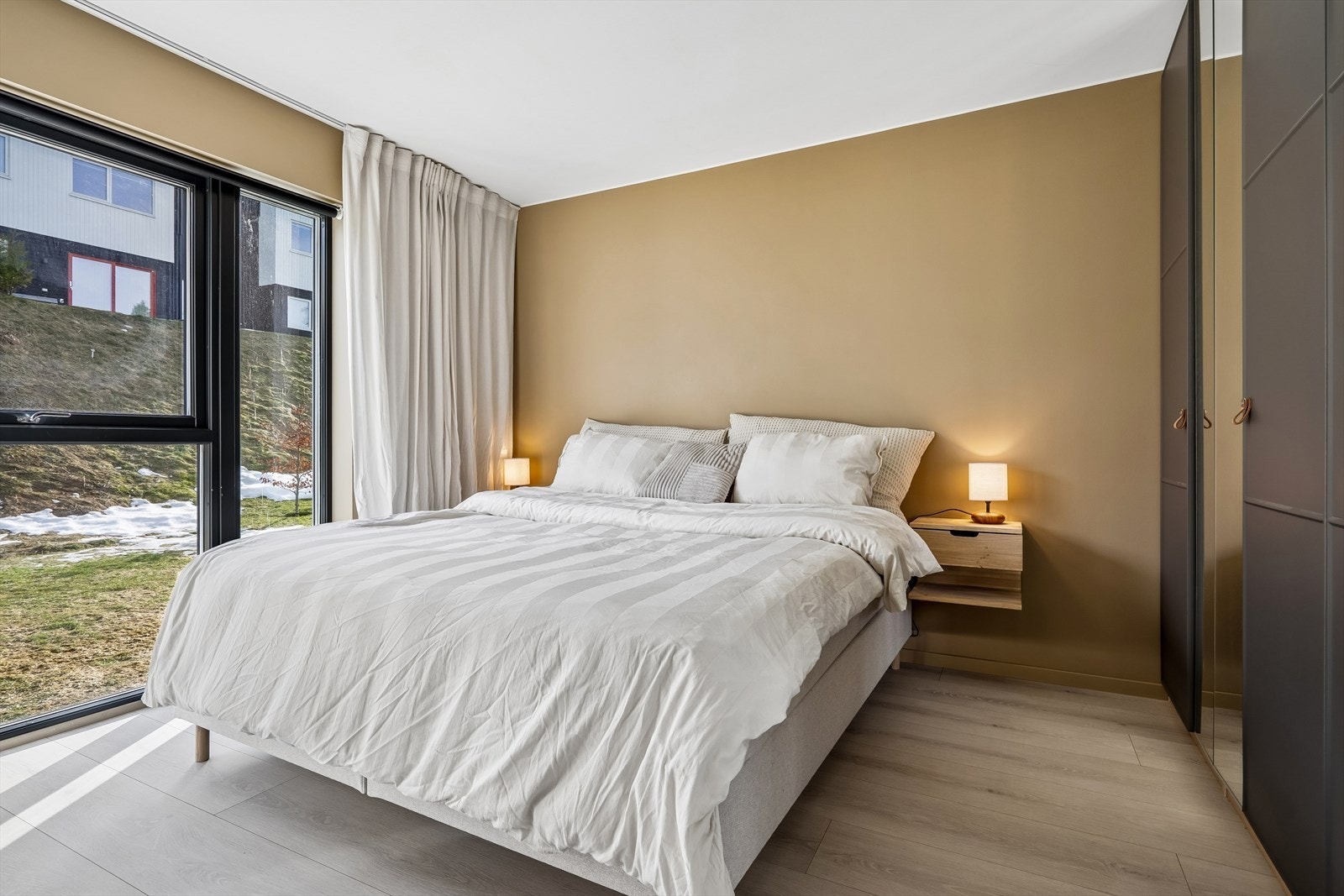 Hovedsoverom på meget gode 11 kvm. Beliggende mot øst holder rommet seg svalt på sommerstid Galleribilde