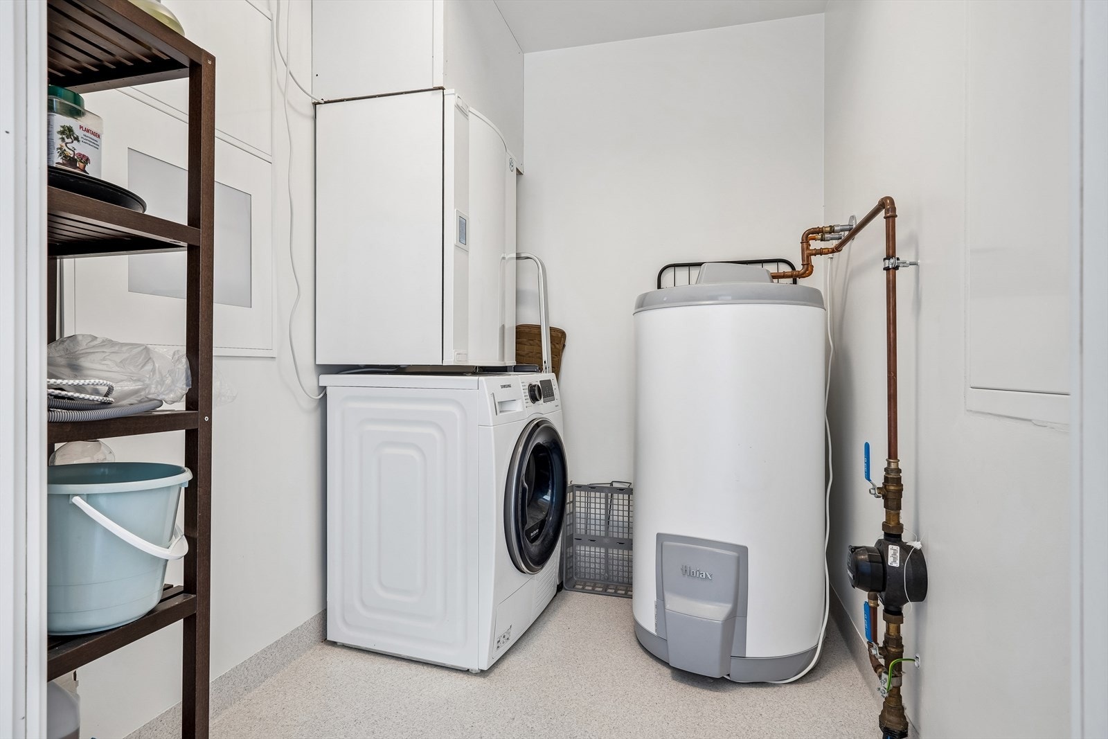 Leiligheten har innvendig bod/teknisk rom og det er i tillegg sportsbod rett utenfor inngangsdøren Galleribilde