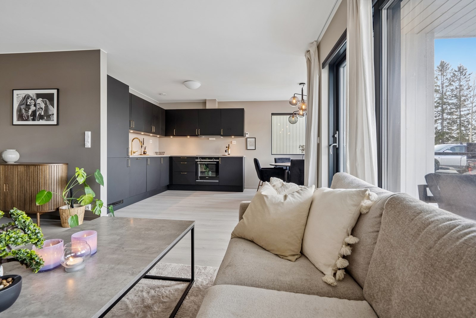 Den åpne stue- kjøkkenløsningen er på gode 28 kvm. Galleribilde