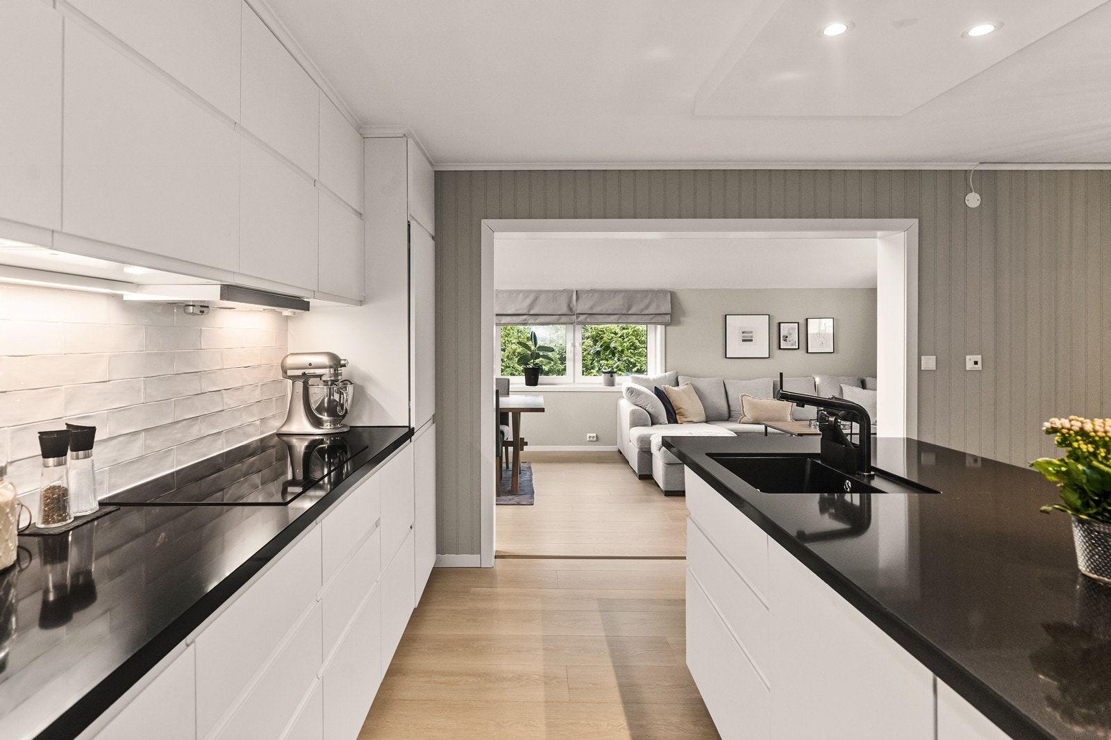 Fra kjøkkenet er det åpen overgang til det romslige tilbygget med stue og spisestue. Galleribilde