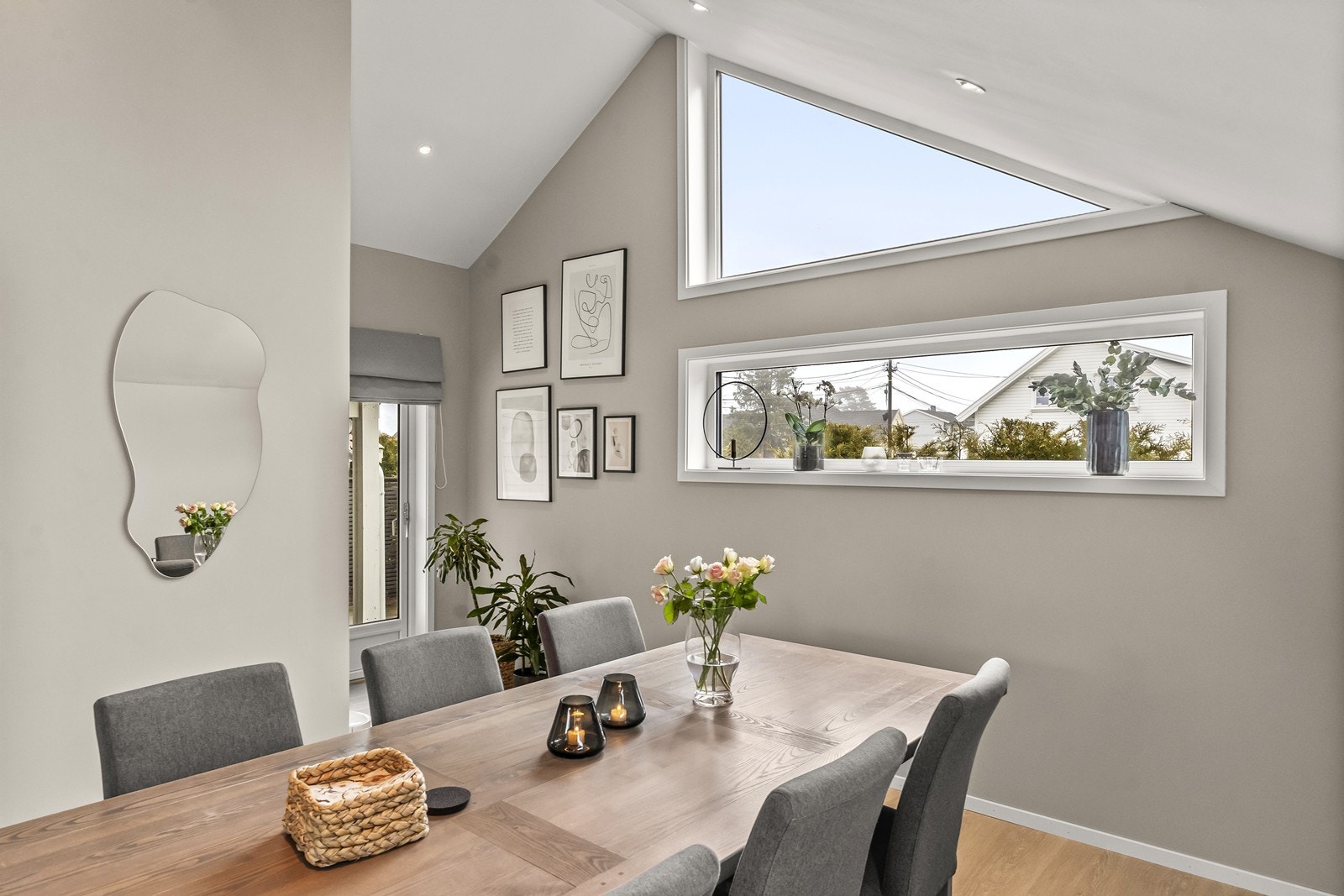 De karakteristiske vinduene i tilbygget gir rommet særpreg og ekstra lysinnslipp. Galleribilde