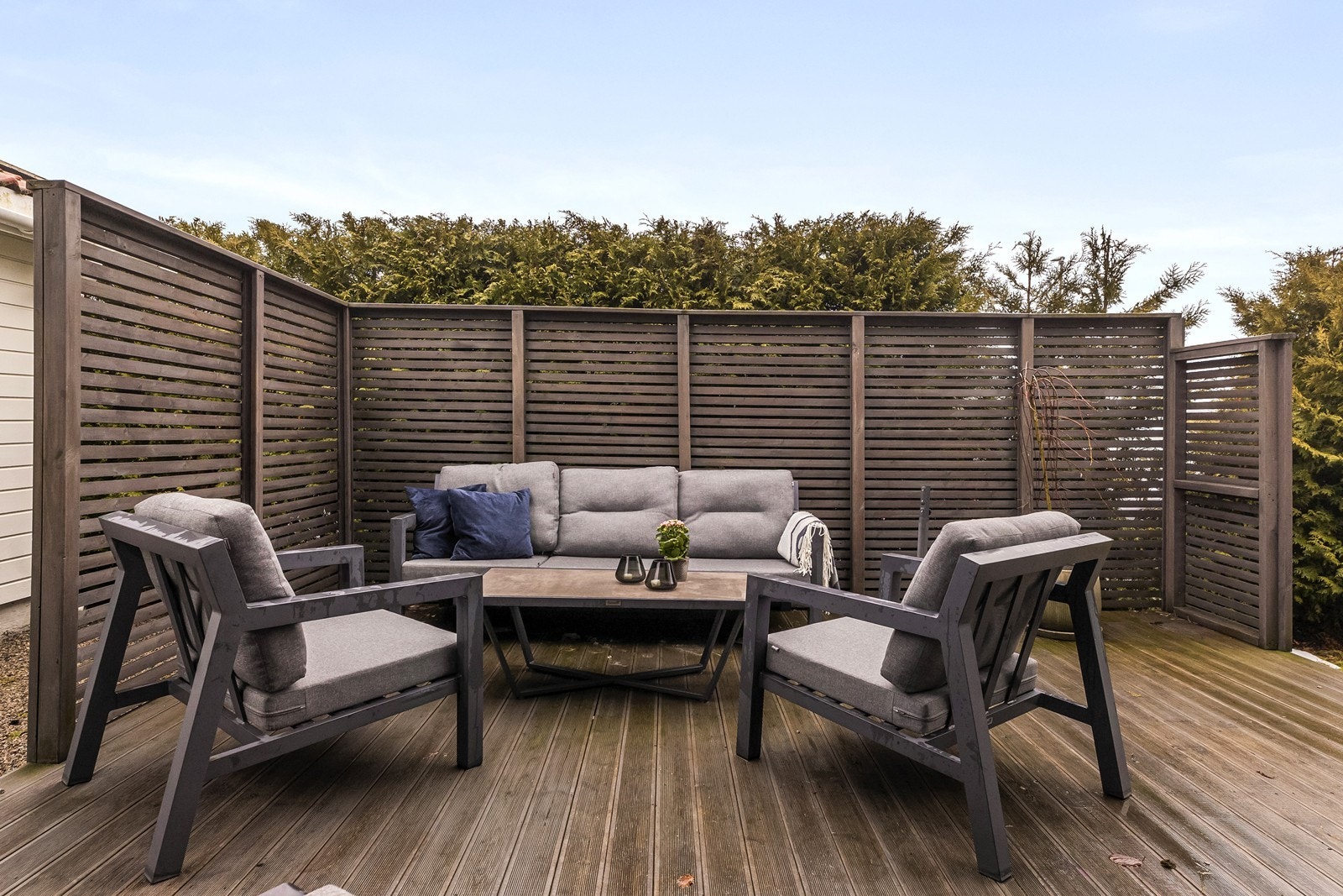 Terrassen er skjermet, med god plass til flere sittegrupper. Galleribilde