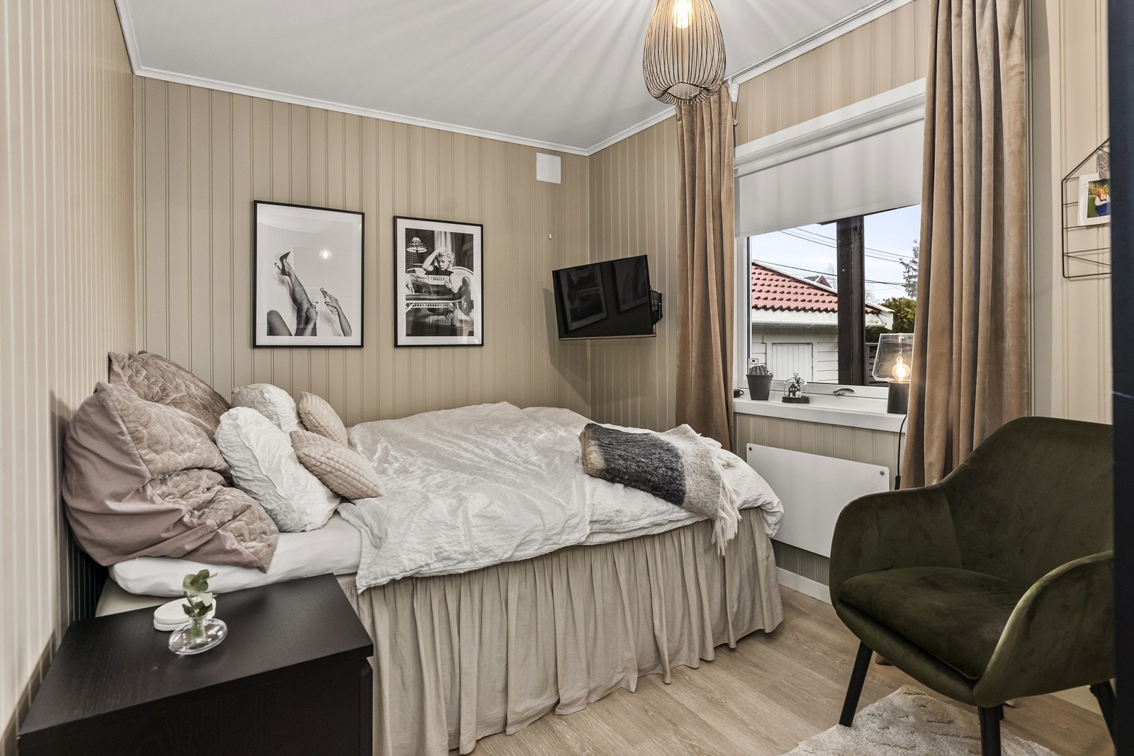 Det andre soverommet i 1. etasje har også god plass til seng og tilhørende møblement. Malt i en tidsriktig lun farge. Galleribilde