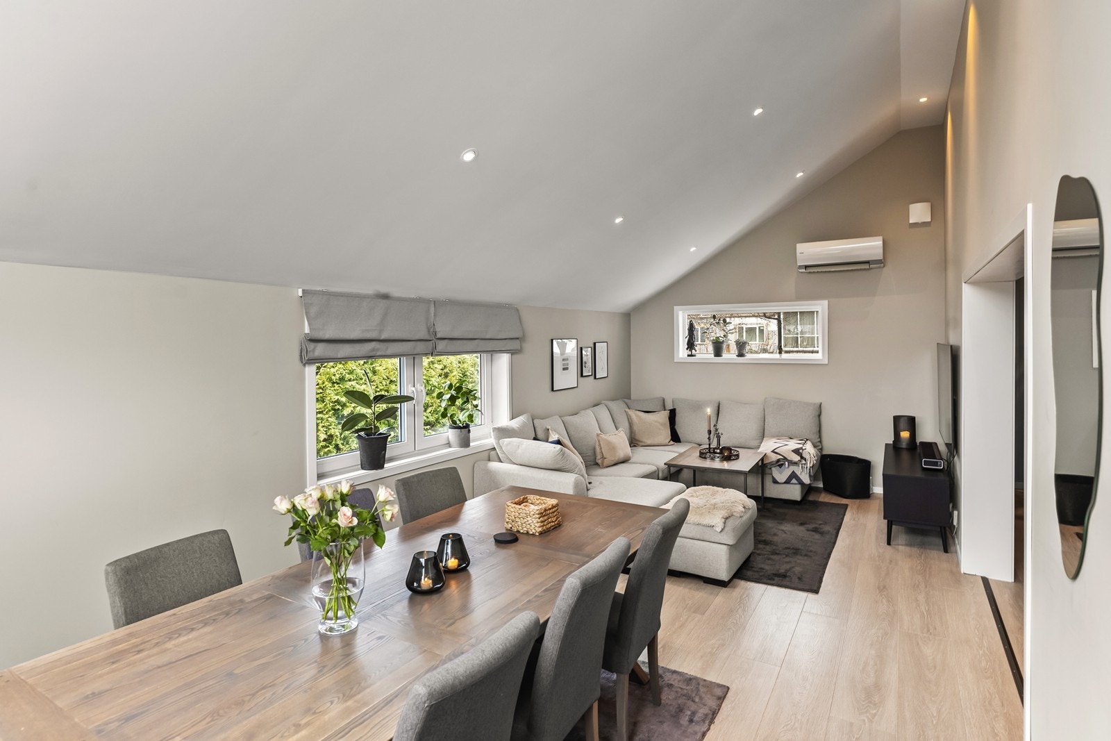 En luft-til-luft-varmepumpe sørger for effektiv oppvarming av oppholdsrommet. Galleribilde