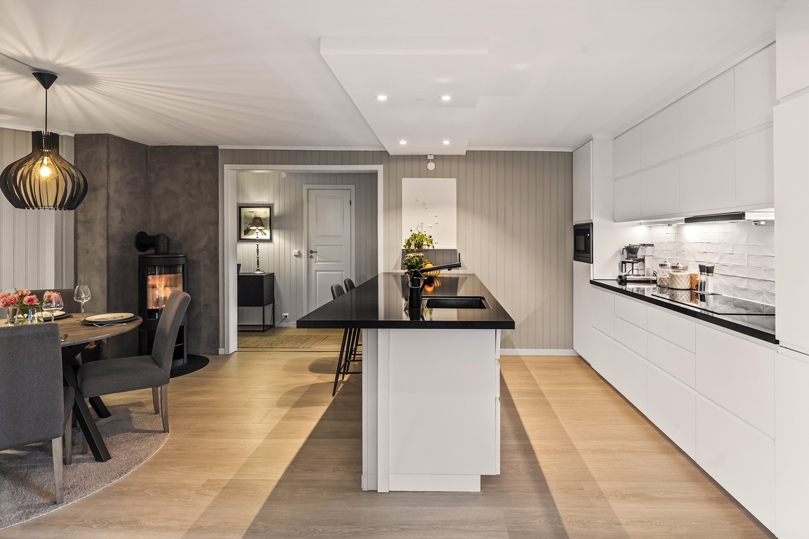 Kjøkkenet har en moderne innredning med slette fronter og rikelig med skap- og benkeplass. Galleribilde