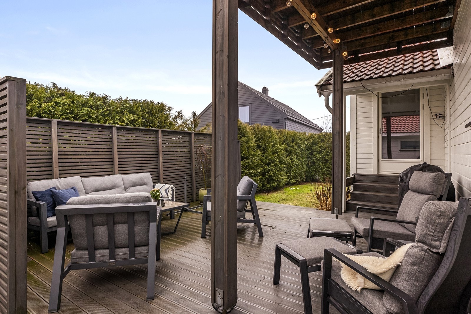 Uteplassen er bygget i 2018 og har impregnerte materialer. Galleribilde