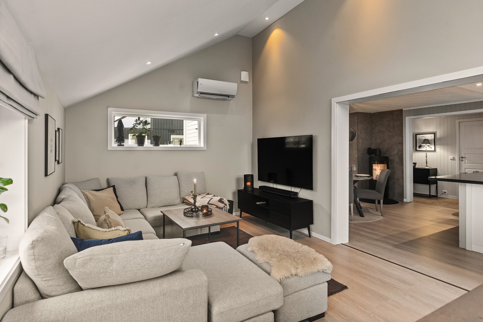 Den åpne løsningen mellom stue og kjøkken skaper en sosial og funksjonell flyt. Galleribilde