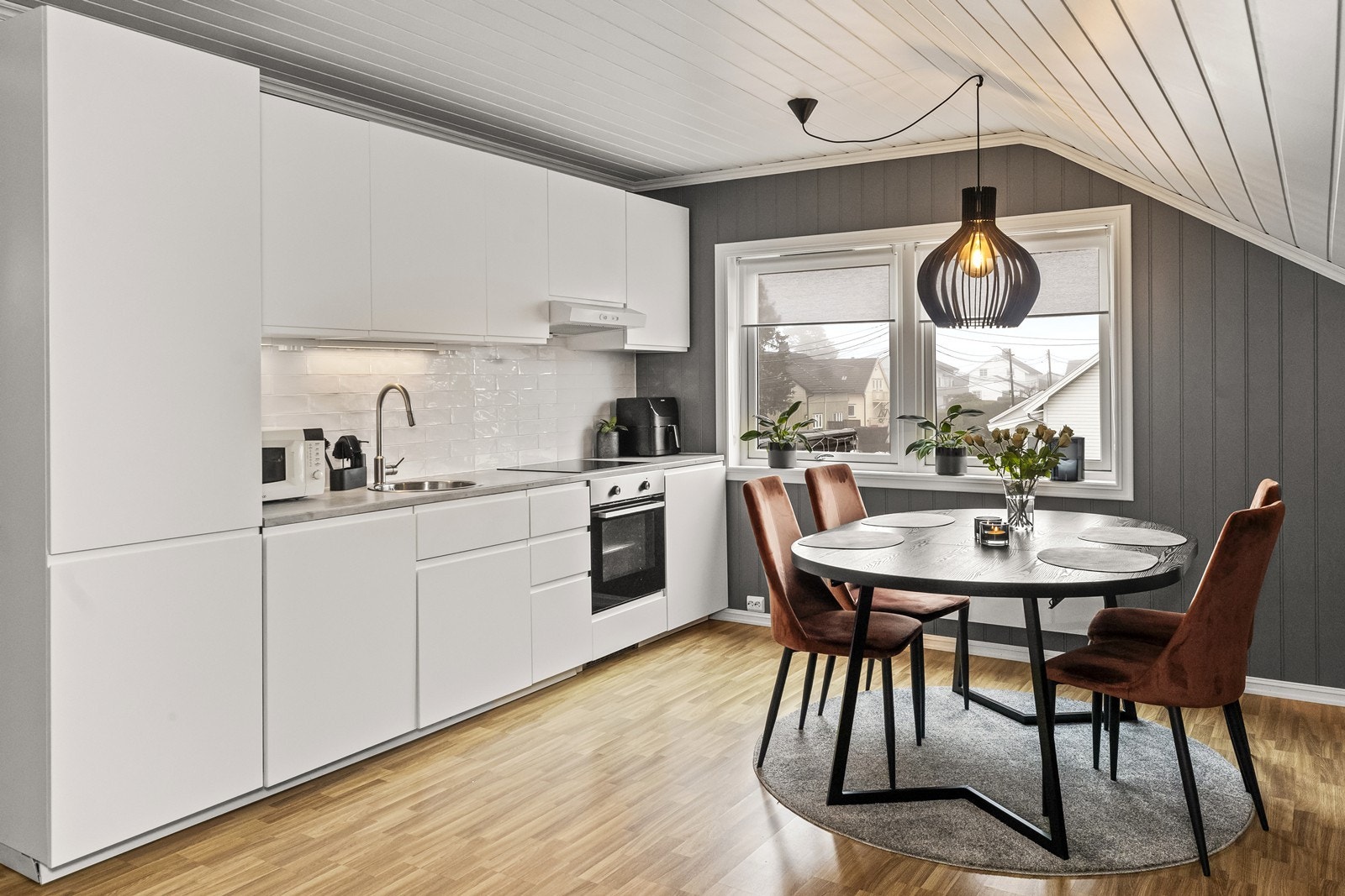 Kjøkkenet i andre etasje har en pen innredning med slette fronter og integrerte hvitevarer. Galleribilde