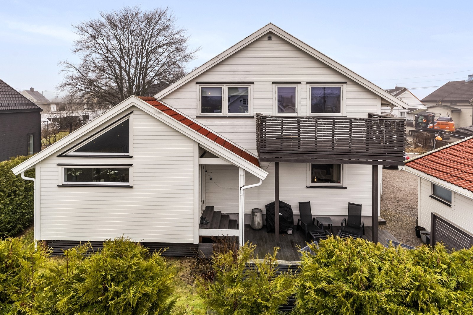 Eiendommen er en horisontaldelt tomannsbolig med to boenheter, men benyttes i dag som en hel bolig. Galleribilde