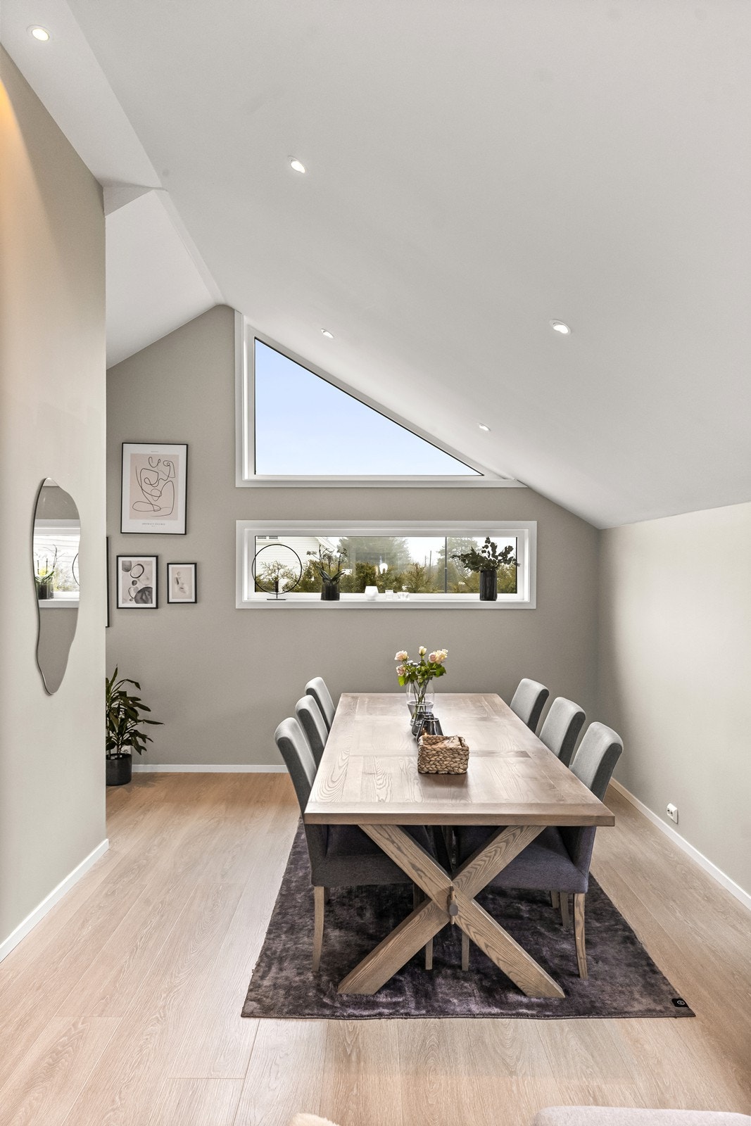 Spisestuen har plass til langbord og er et naturlig samlingspunkt for familie og venner. Galleribilde