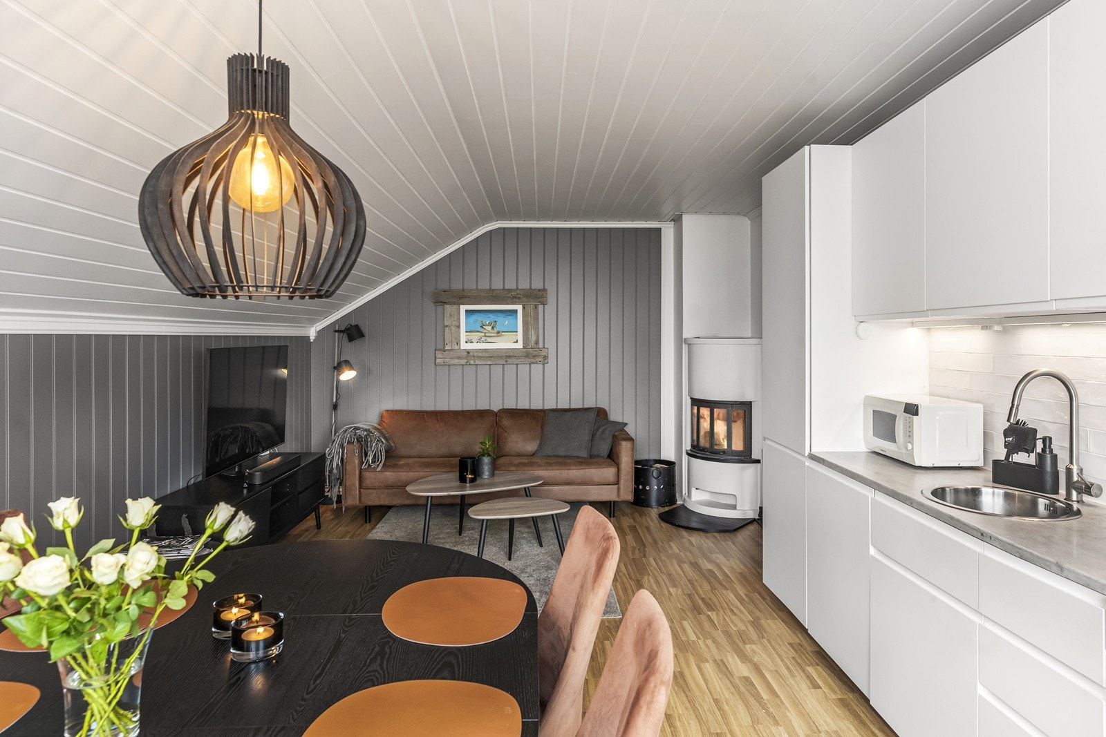 Peisovnen skaper en hyggelig atmosfære i stuedelen. Galleribilde