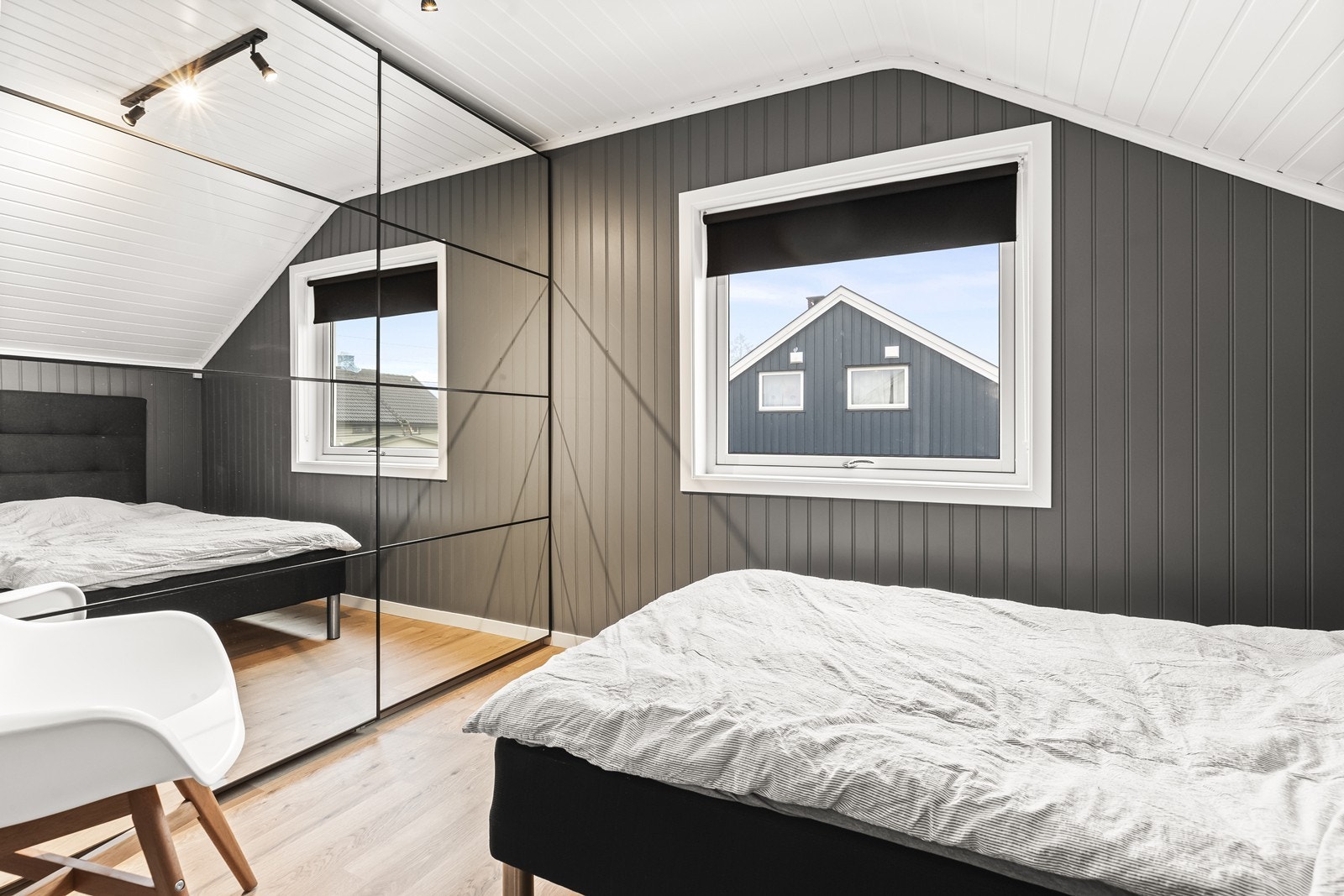 Dette rommet har også en romslig skyvedørsgarderobe som gir gode lagringsmuligheter. Galleribilde