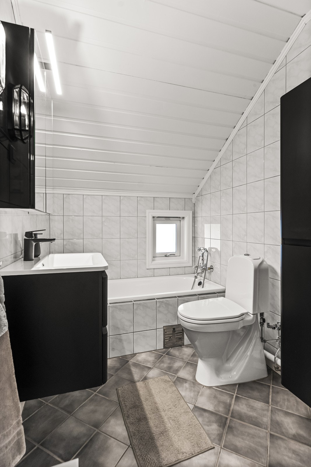 Badet i andre etasje er utstyrt med badekar og har en nyere innredning fra 2020. Galleribilde