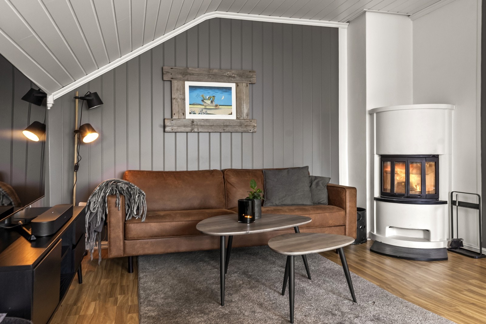 Stuen har plass til en sofagruppe og TV-møblement. Galleribilde