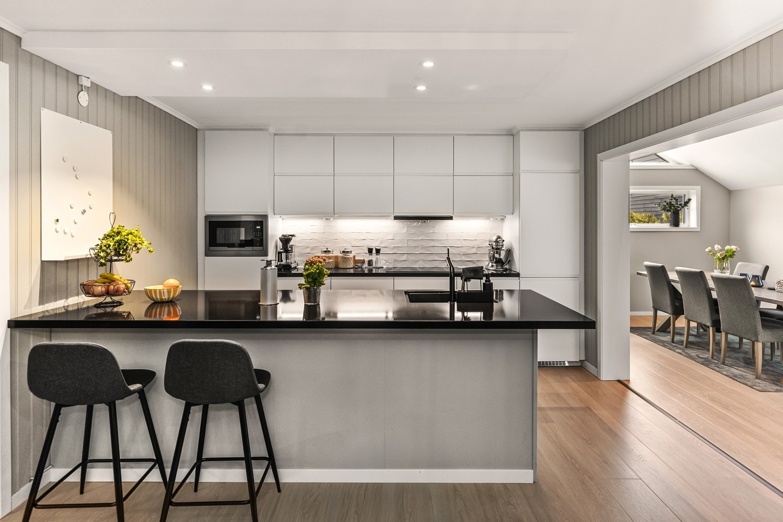 Den store kjøkkenøya med benkeplate i kompositt gir en flott arbeidsflate og plass for måltider. Galleribilde