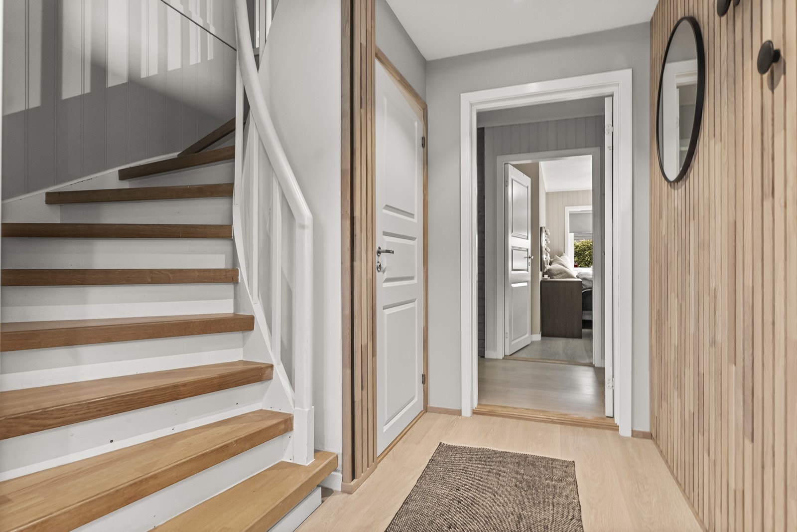 Trappen leder opp til boenheten i andre etasje. Galleribilde