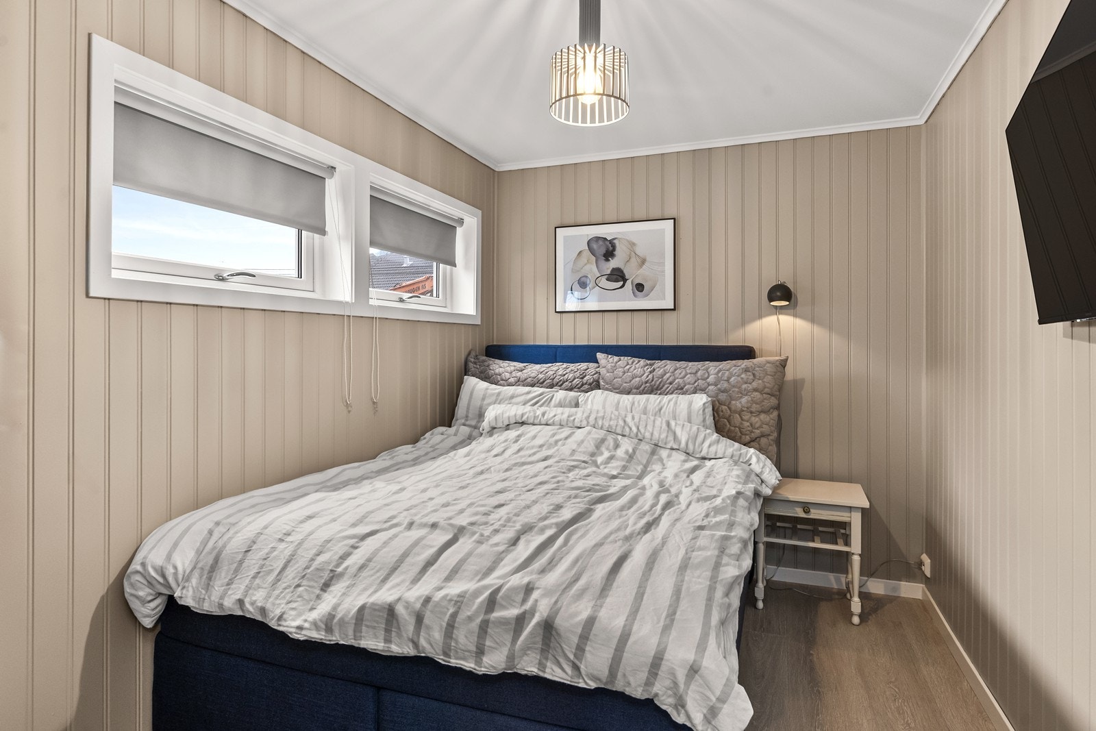 Det tredje soverommet i 1.etasje er lyst og trivelig med plass til seng og nattbord. Galleribilde