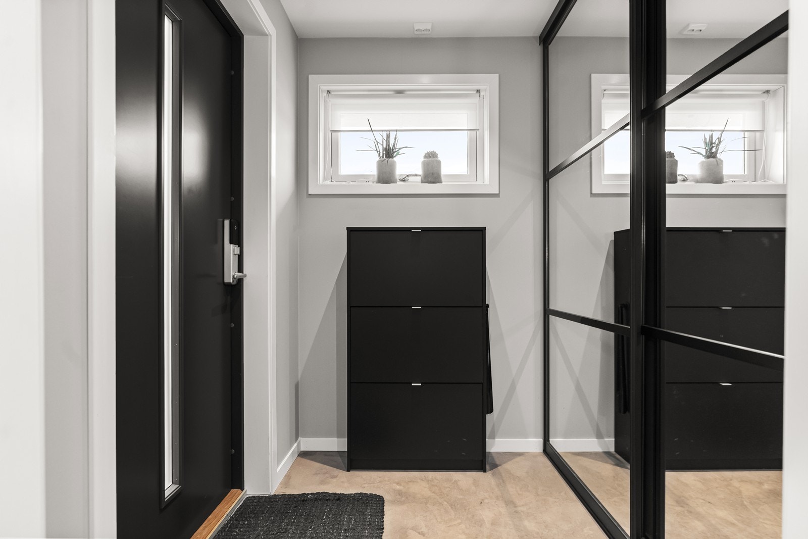 Velkommen inn i en lys entré med microsement på gulv og varmekabler installert i 2022. Galleribilde