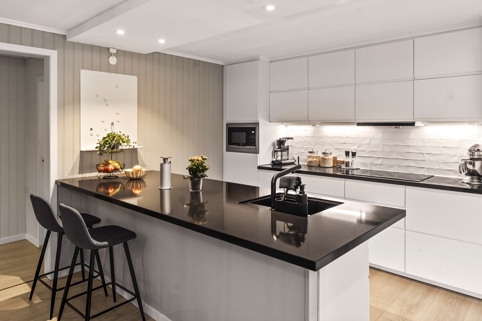 Alle hvitevarer er integrert, inkludert stekeovn, koketopp, oppvaskmaskin, kjøl- og fryseskap. Galleribilde