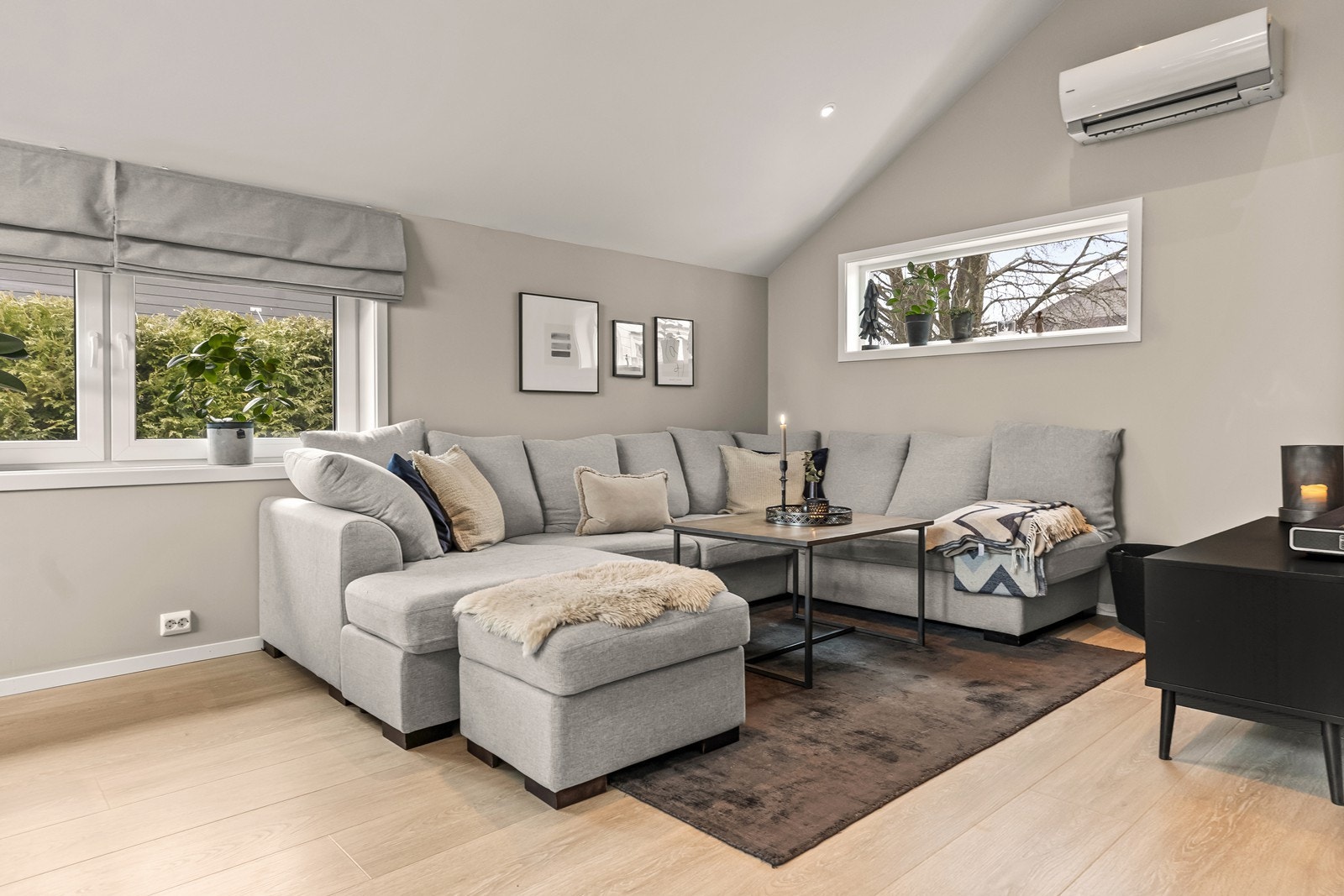 Gulvet i stuen har nytt laminat, lagt i forbindelse med oppgraderinger i 2023. Galleribilde