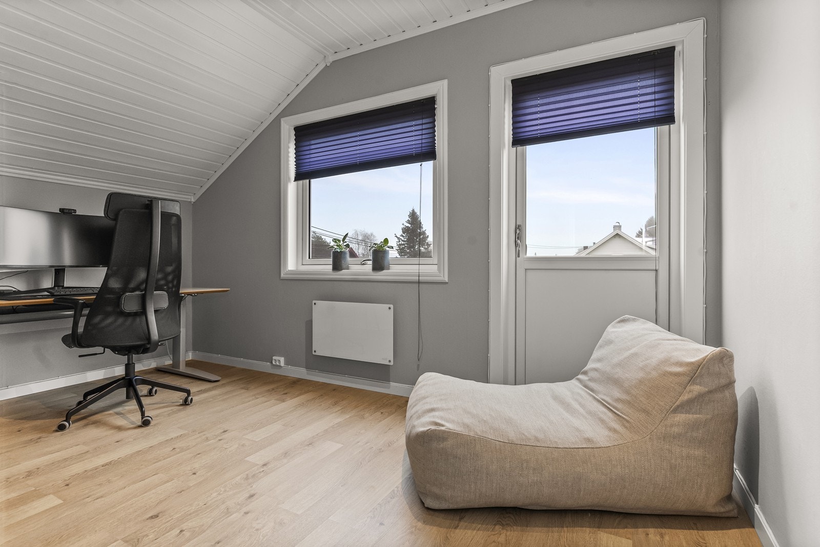 Fra det ene soverommet er det utgang til en veranda på 8 m². Galleribilde