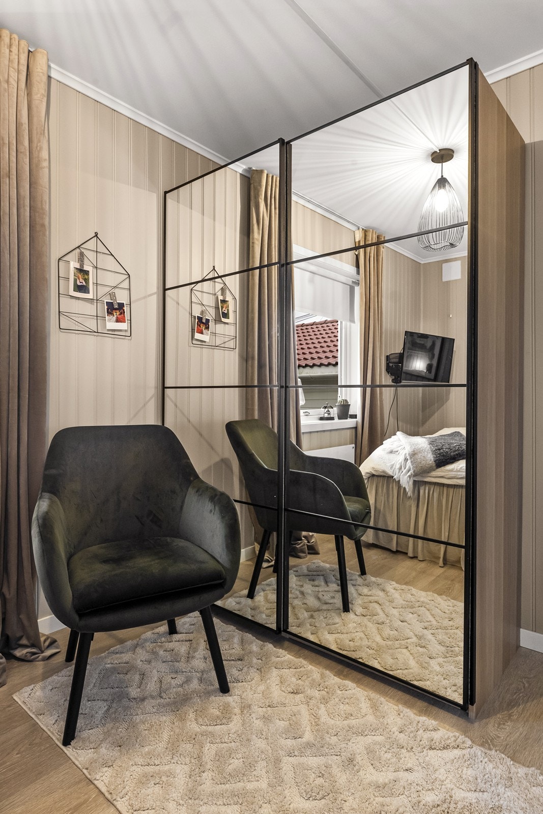 Dette soverommet er også utstyrt med en praktisk skyvedørsgarderobe. Galleribilde