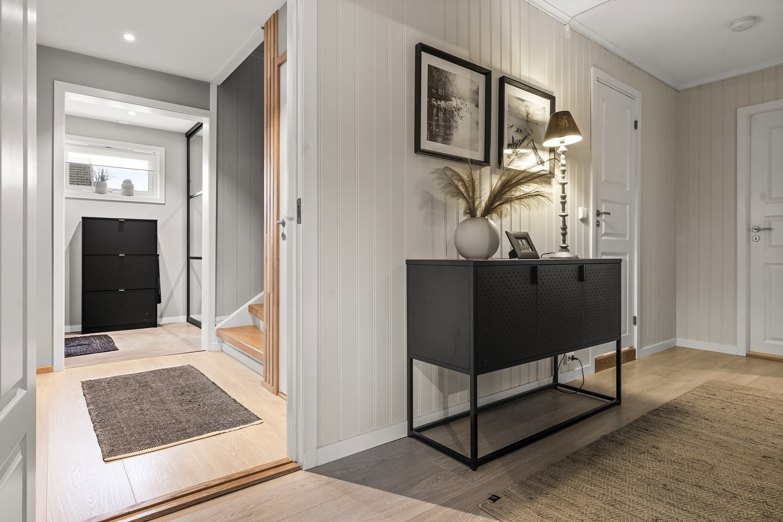 Fra hallen er det tilgang til soverommene og en praktisk skyvedørsgarderobe for oppbevaring. Galleribilde