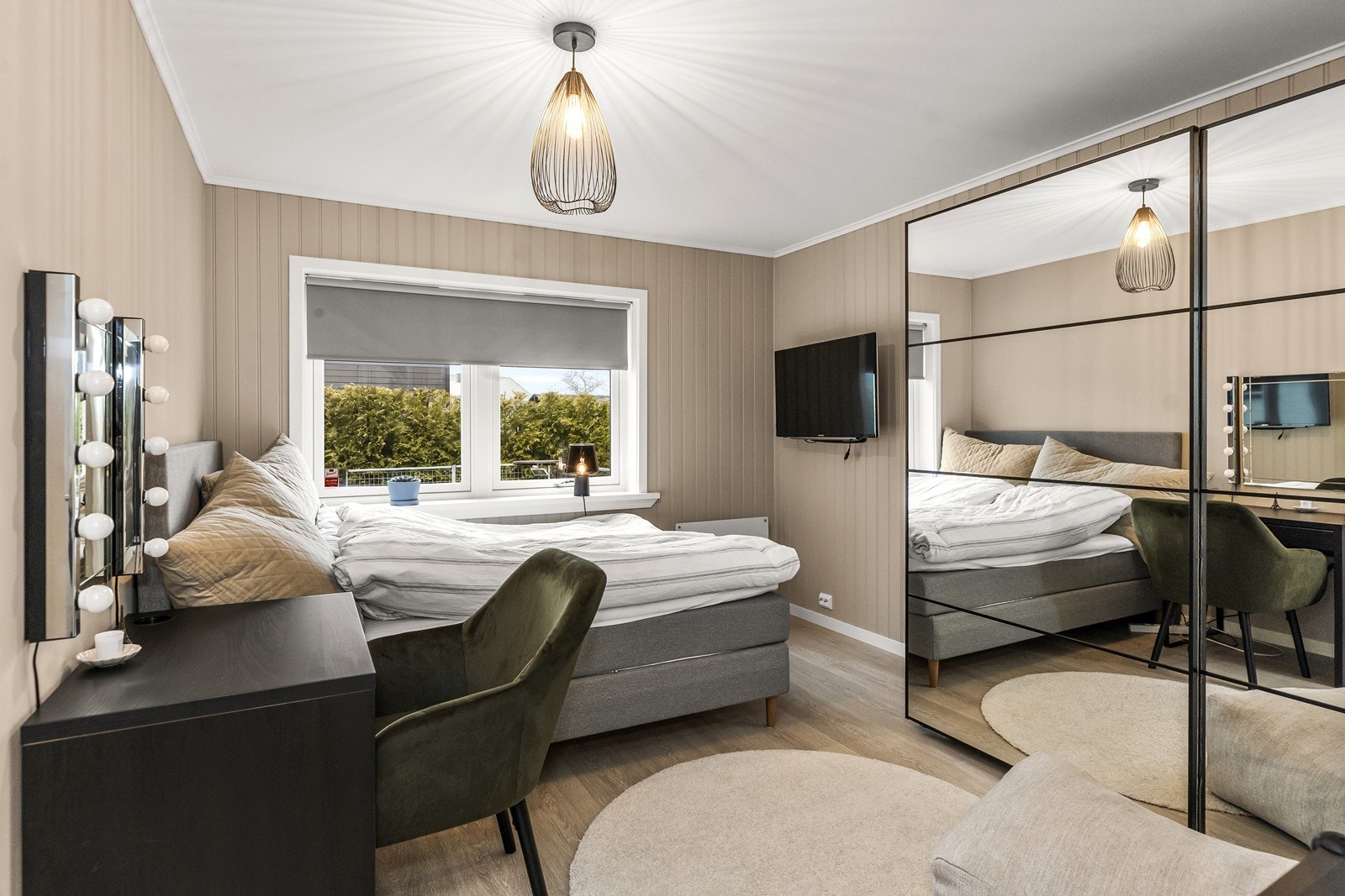 Hovedsoverommet i 1. etasje har god plass og en stor skyvedørsgarderobe med speilfronter. Galleribilde