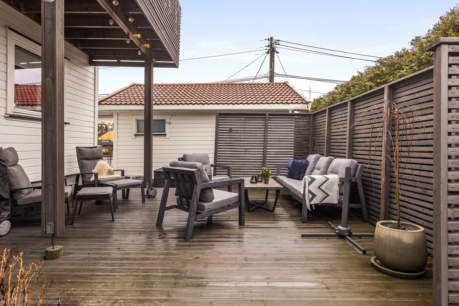 Fra stuen i første etasje er det utgang til en stor terrasse på 28 m². Galleribilde