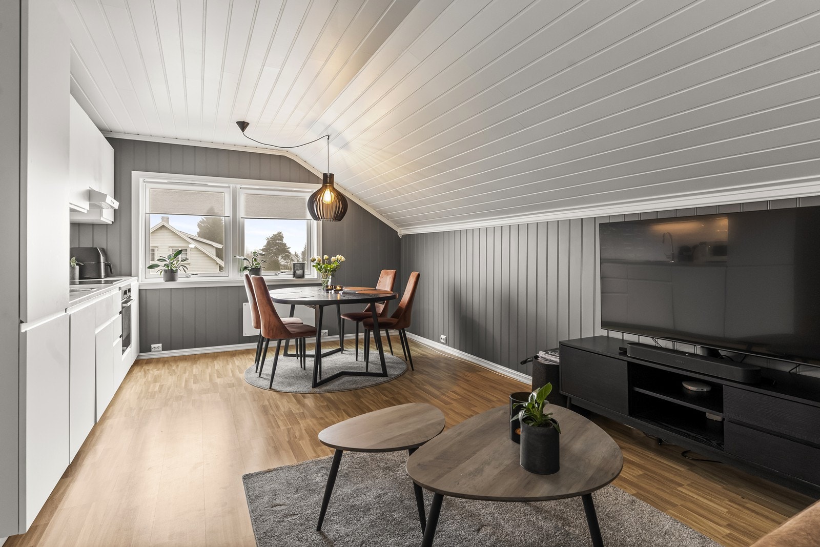 I andre etasje finner vi en arealeffektiv boenhet med åpen stue- og kjøkkenløsning. Galleribilde