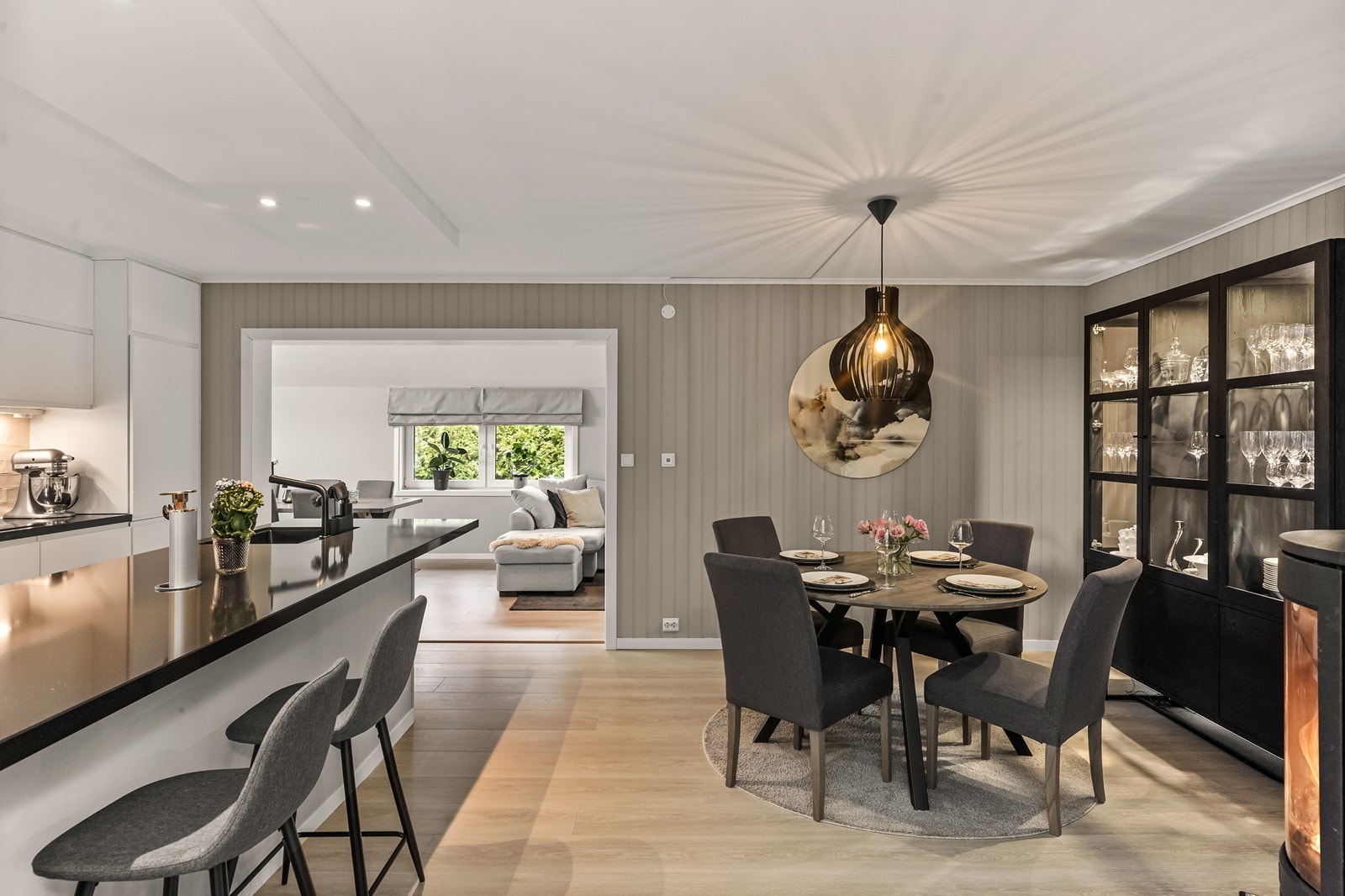 I 2023 ble det lagt ny varmefolie i gulvet på kjøkken og i stue, som gir behagelig komfortvarme. Galleribilde