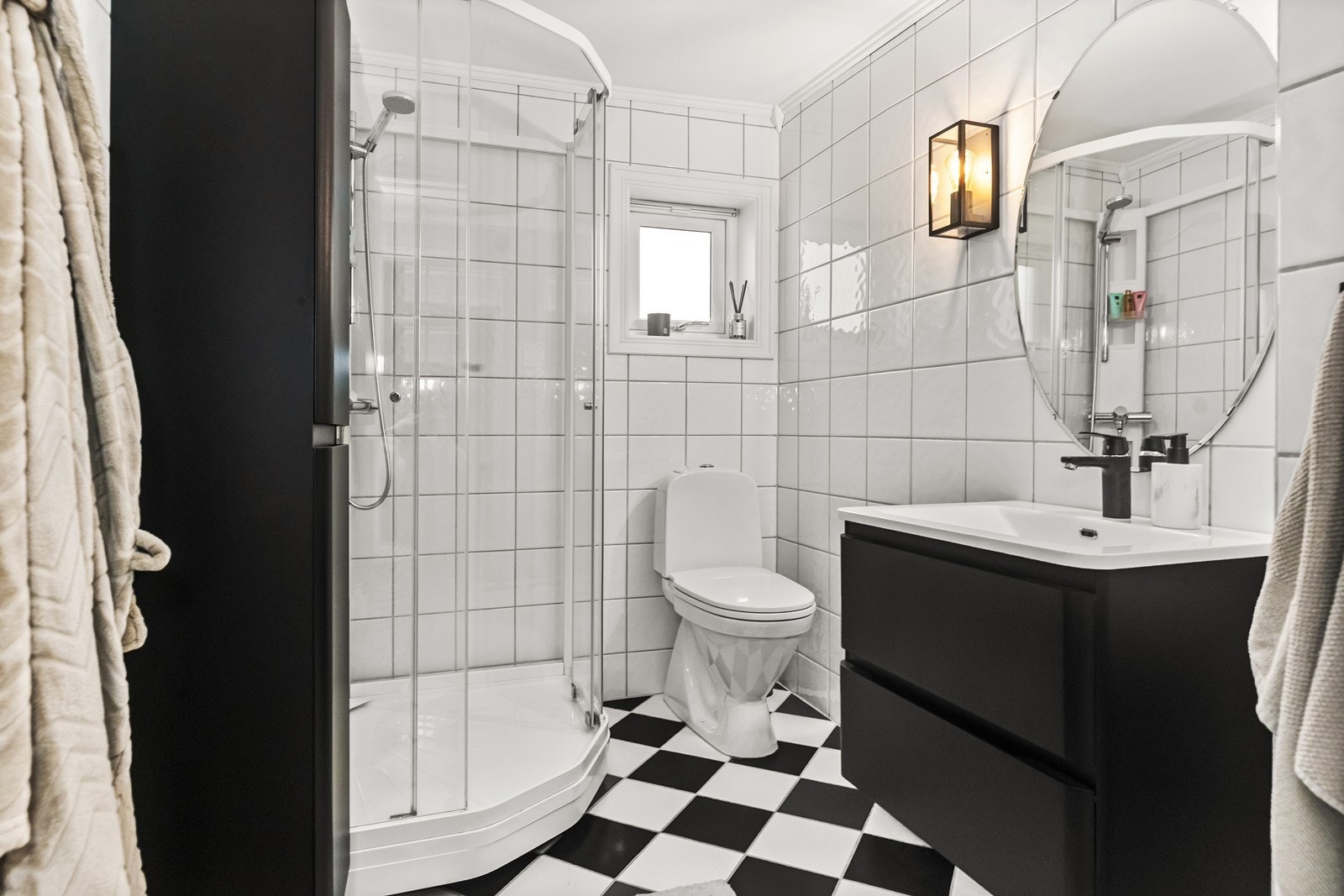 Badet i første etasje har flislagte overflater, dusjkabinett og en nyere skapinnredning fra 2020. Galleribilde