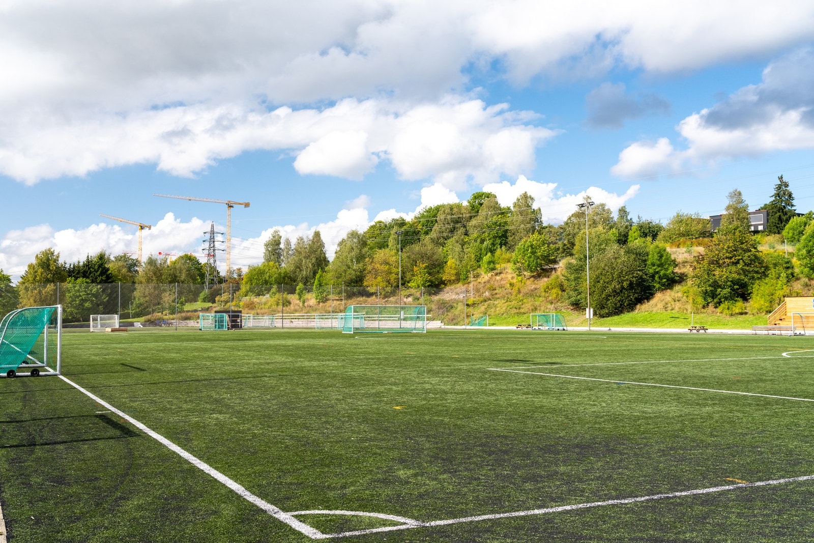 Løren idrettspark ligger rett utenfor leiligheten og består av kunstgressbaner, treningsapparater, park og Lørenhallen. Galleribilde