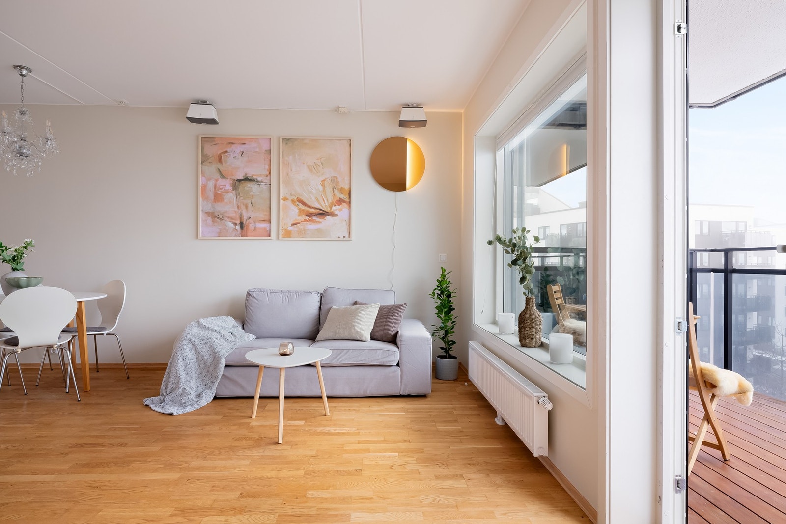 De store vindusflatene gir godt med naturlig lysinnslipp. Galleribilde
