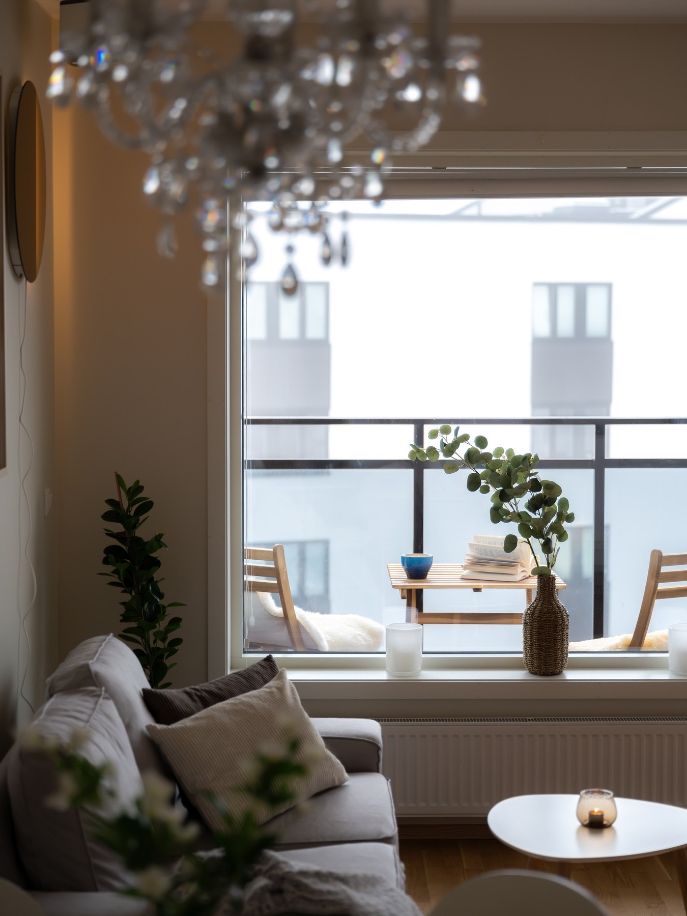 Boligens oppholdsrom har god plass til sofa, salongbord og tilhørende mediemøblement. Galleribilde