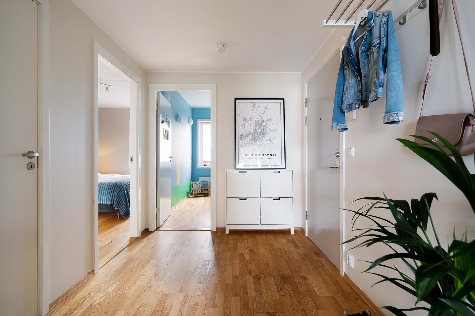 Entréen har god plass til garderobeskap, knaggrekker og skostativ. Galleribilde